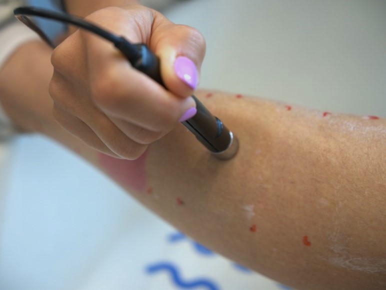 Test avec un cornéomètre sur un la jambe d'un patient