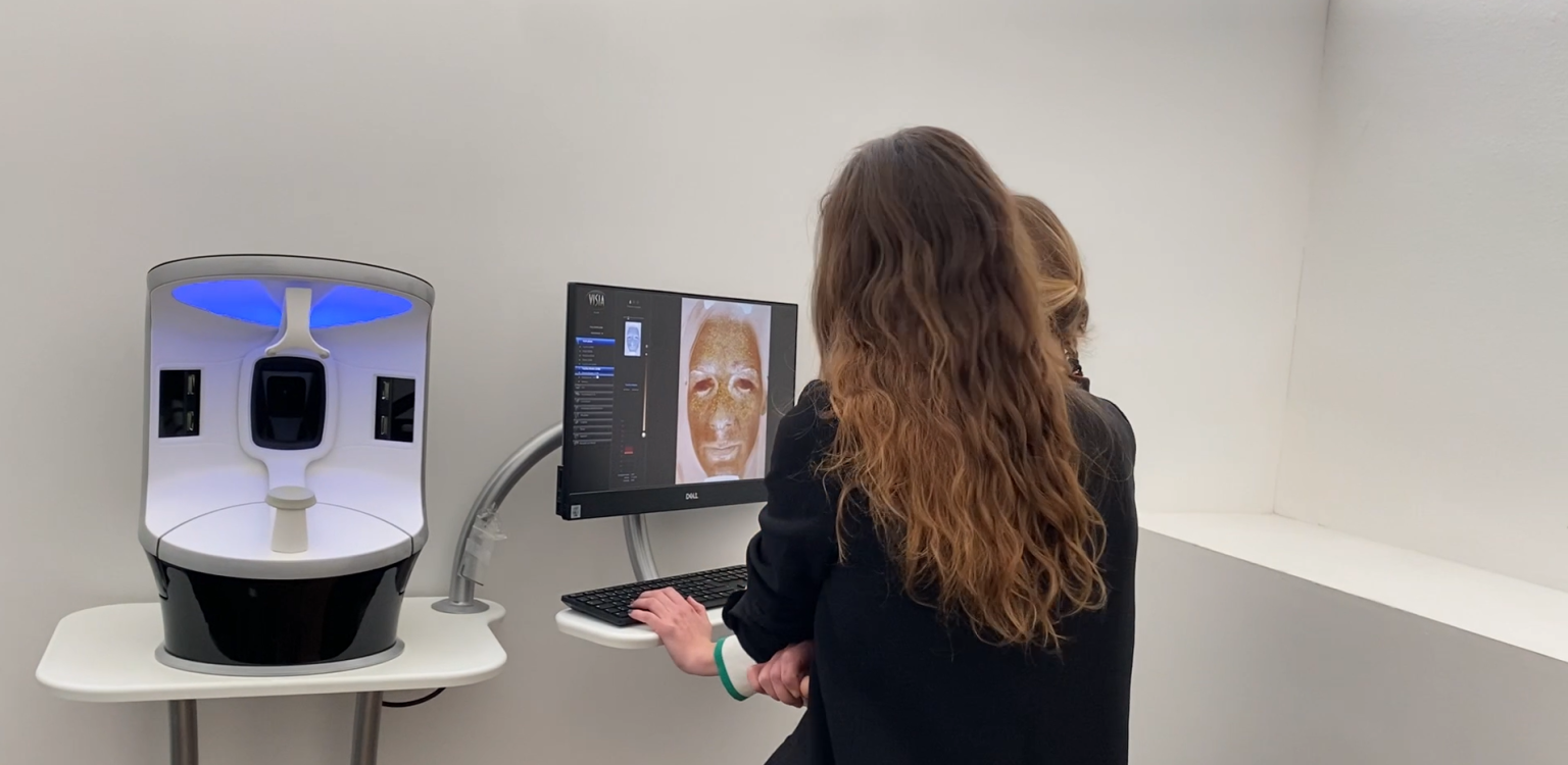 Patient réalisant un test clinique en laboratoire