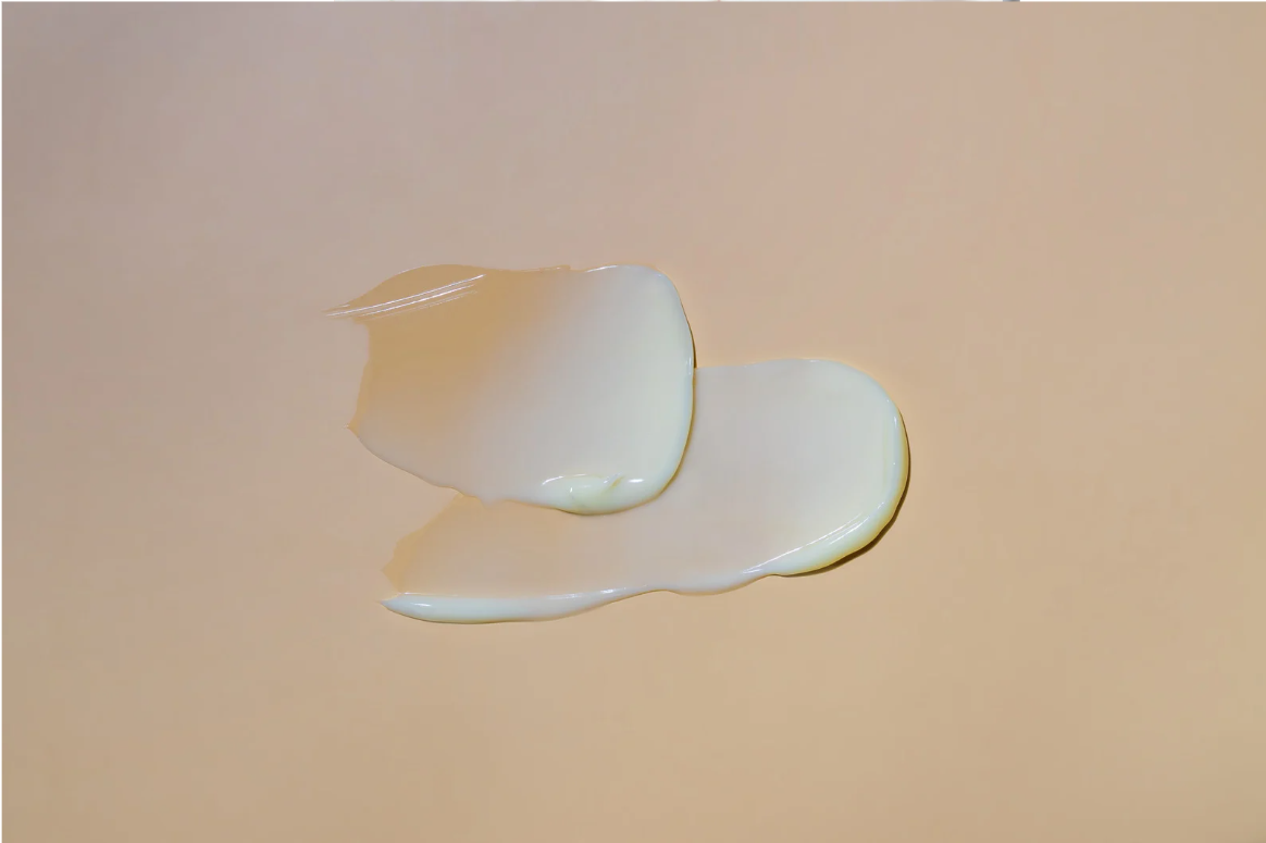 Crème étalé sur un fond neutre